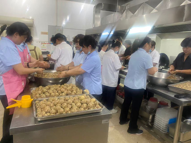 焦作人行店中秋做月饼